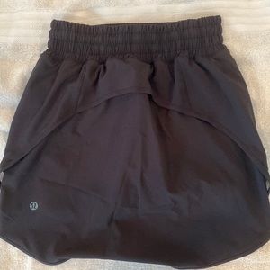Lululemon Black hottie, hot skirt new without tags. Never worn.